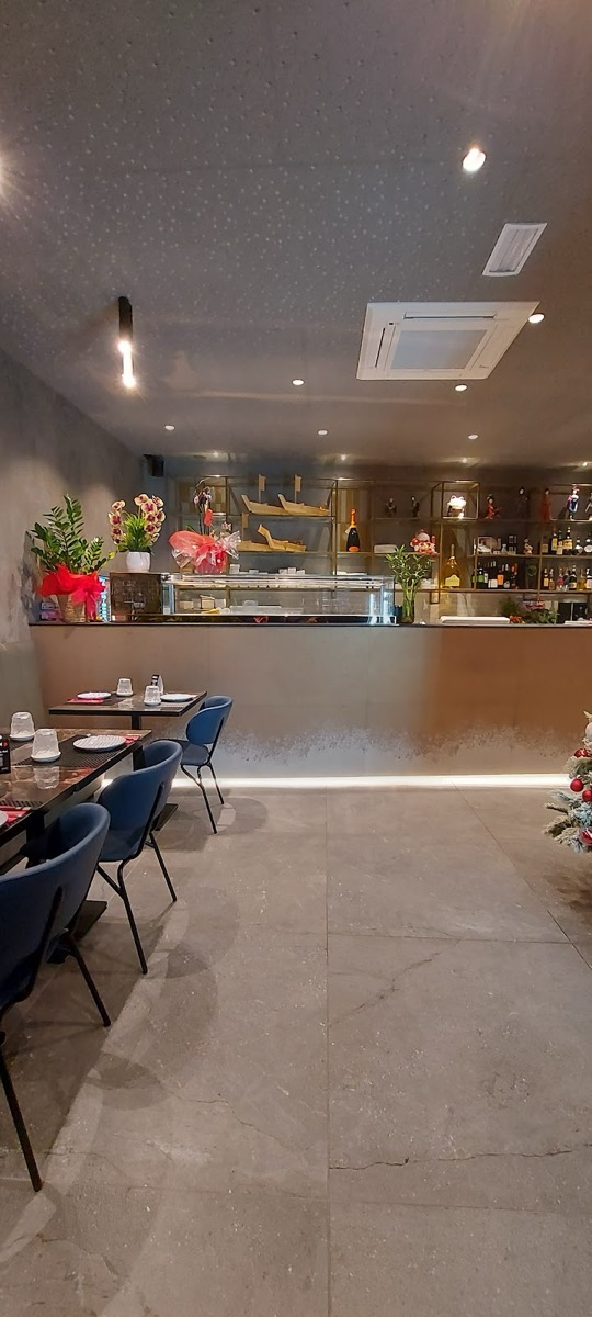 Il banco del sushi con le mensole in ottone