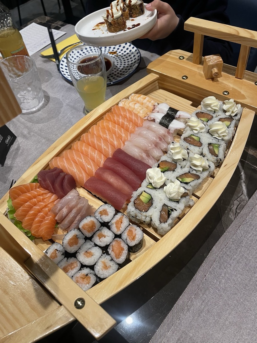 Barca di sushi e sashimi misti da Mika