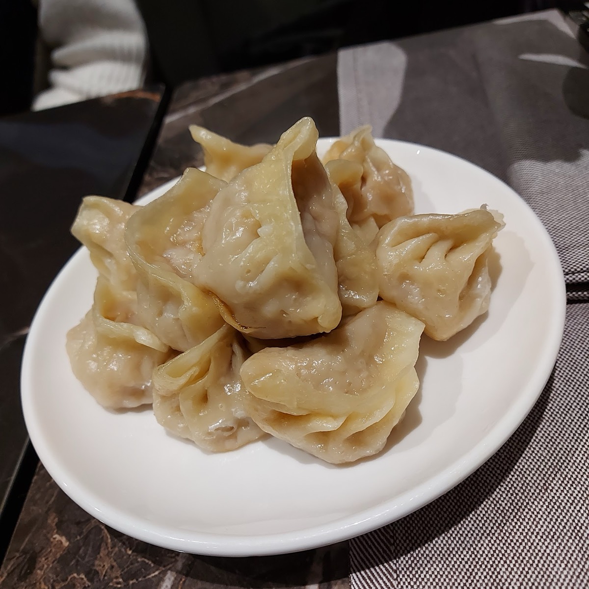 Ravioli al vapore serviti in tavola